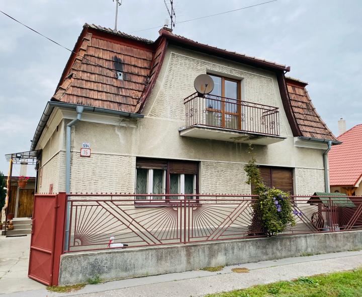 Jedinečná ponuka, veľký priestranný rodinný dom na 12ápozemku vo Veľkom Mederi