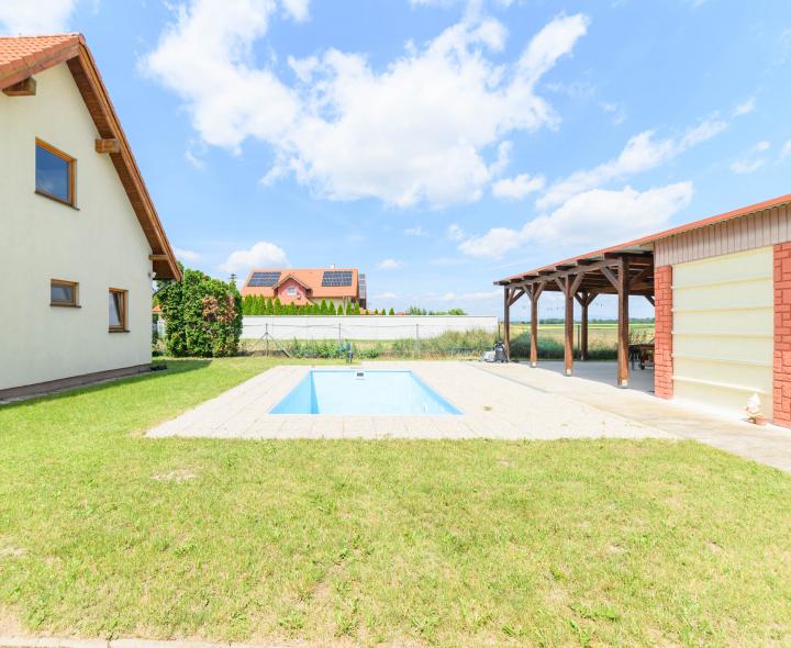 3izb. dom 91m2 + terasa 70m2 + dvojgaráž 51m2 + bazén – Dolné Janíky