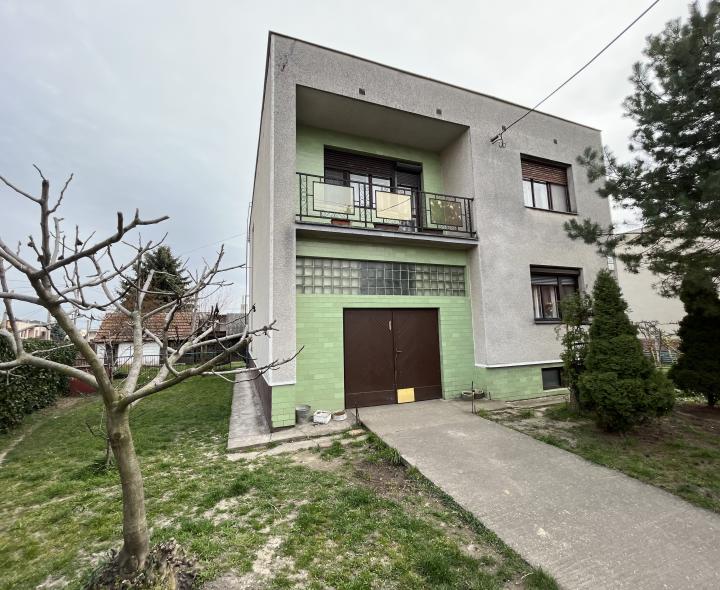 Zachovalý 6 izbový rodinný dom s garážou na rožnom pozemku- možná zľava z ceny