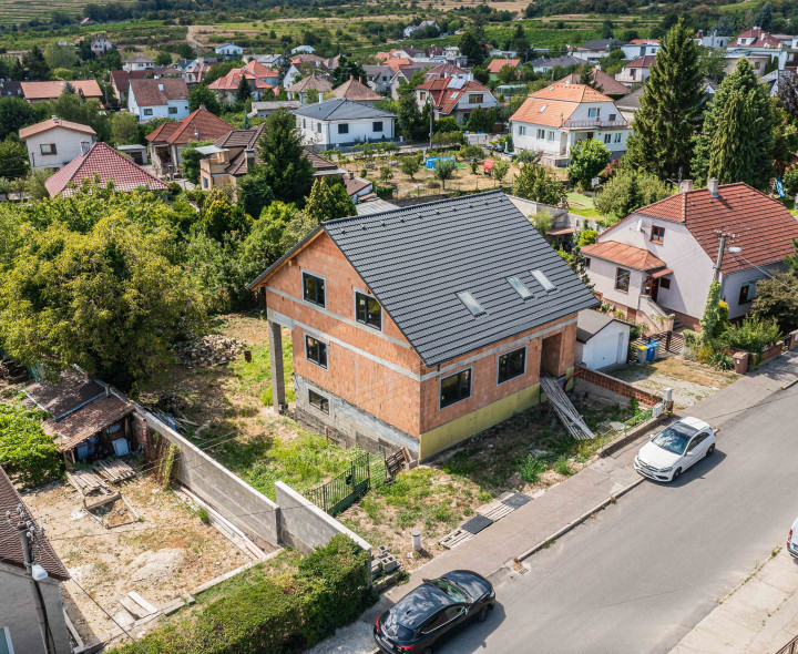 Exkluzívne na predaj priestranný, dvojpodlažný rodinný dom v širšom centre Modry.