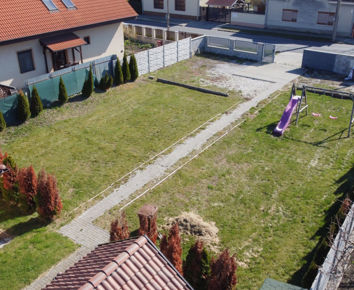 Pozemok s dvojdomom vo Veľkom Mederi na predaj.