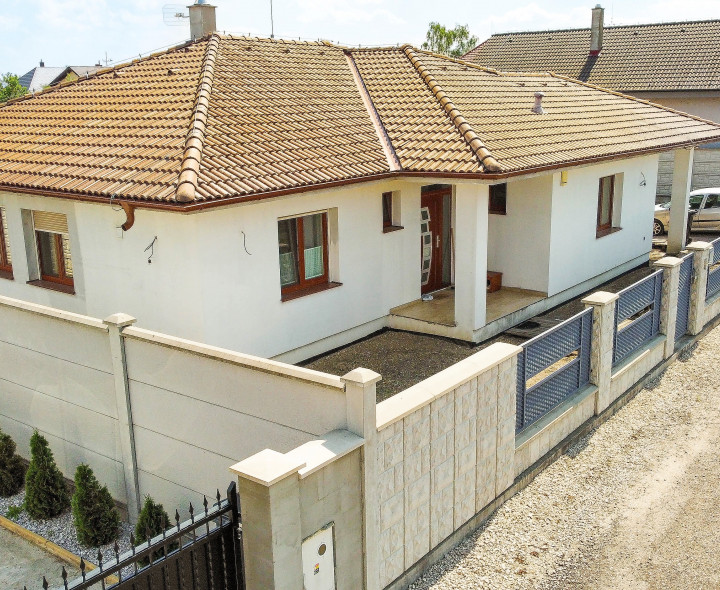 Krásny tehlový rodinný dom na predaj,slepá ulica, Gabčíkovo