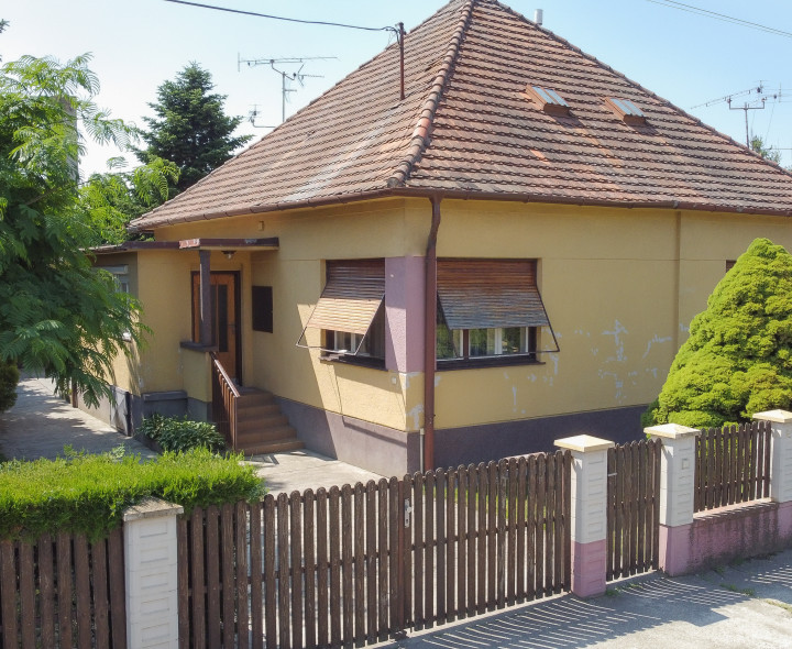 Obývateľný, veľmi zachovalý 4 izbový priestranný RD v obci Zlaté Klasy