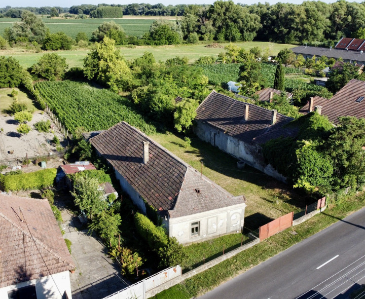 Veľký pozemok so starým domom v malebnej obci Medveďov