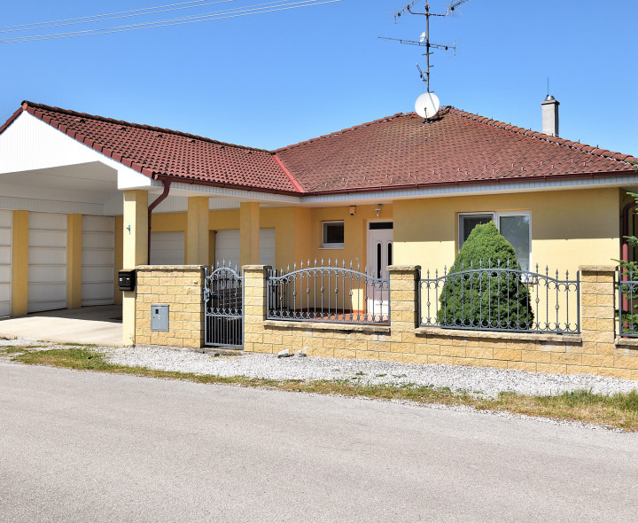 Priestranný 3 izbový dom s dvojgarážou, Kráľovičove Kračany