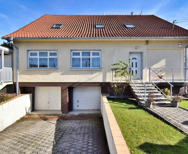 Rodinný dom s dvoma bytmi, 2 garáže, záhrada, bazén, DS