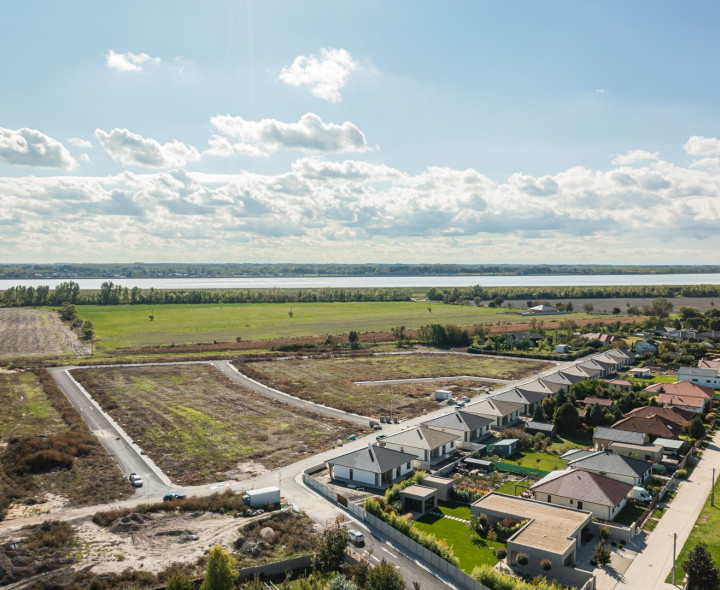 Na predaj posledný stavebný  pozemok 547m2 v Báči v Godmáni III.