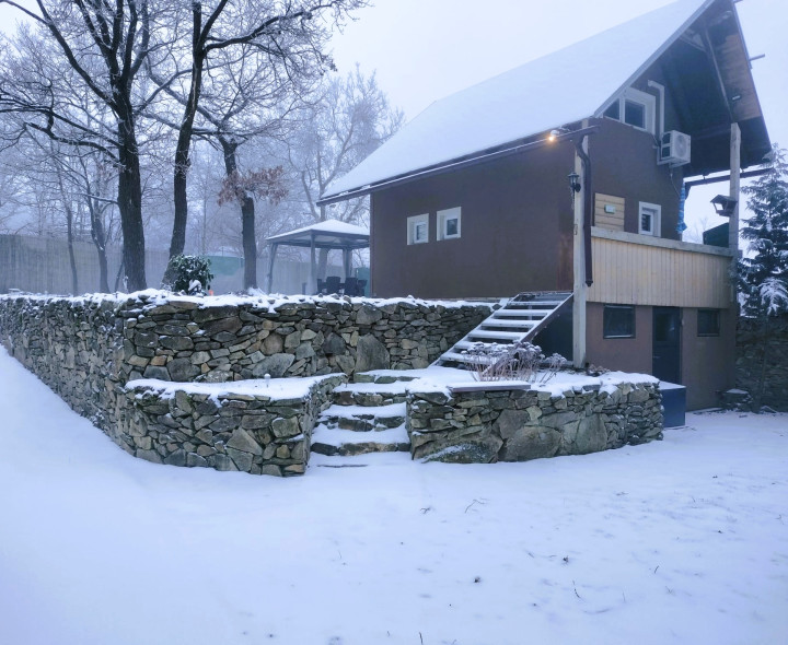 Na predaj 2. podlažná chata s 917m2 záhradou v nádhernej lokalite Modra- Ohňavy.