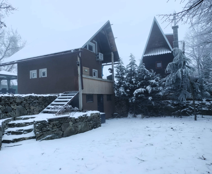 Na prenájom 2. podlažná chata s 917m2 záhradou v nádhernej lokalite Modra- Ohňavy.