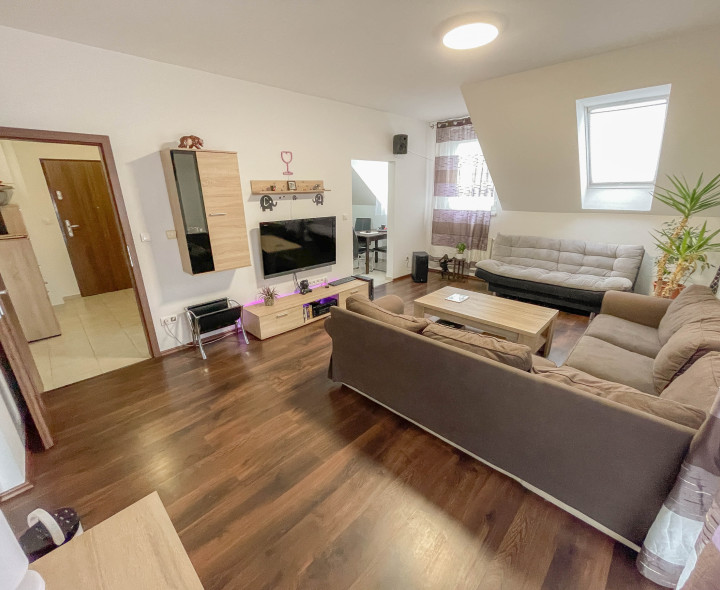 Priestranný 2-izbový byt s veľkým balkónom – obec Vrakúň