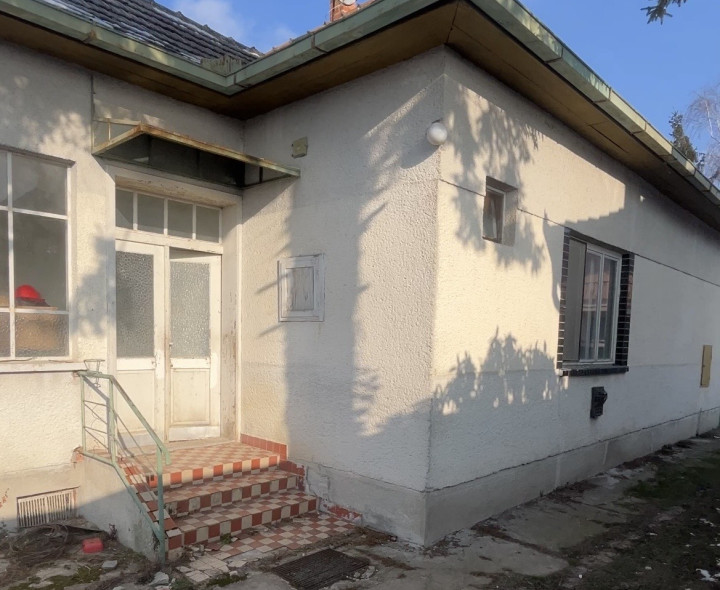 Starší rodinný dom v Gabčíkove na veľkom pozemku