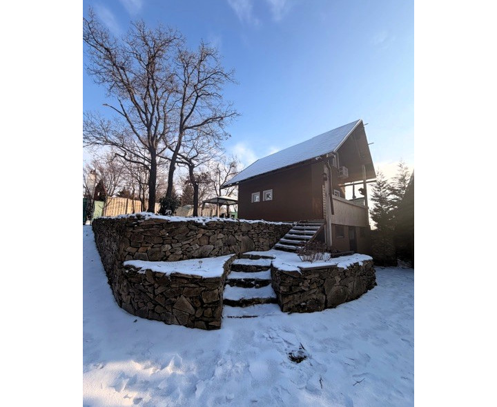 Na predaj 2. podlažná chata s 917m2 záhradou v nádhernej lokalite Modra- Ohňavy.