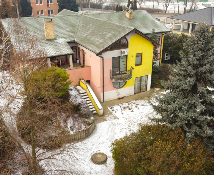 Luxusný, priestranný 6 izbový rodinný dom s wellness, bazénom a veľkým pozemkom – Zlaté Klasy