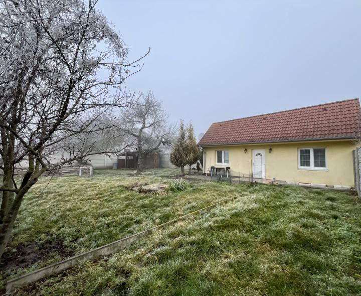 Malý rodinný dom s pozemkom v dobrej lokalite, v obci Kvetoslavov