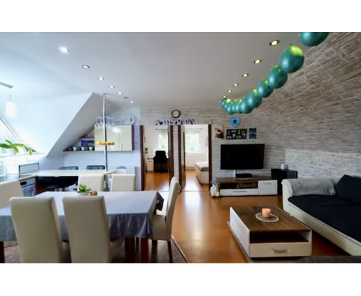 PODNIKANIE  Veľký Meder -  2 domy, 2 pozemky, 12 apartmánov