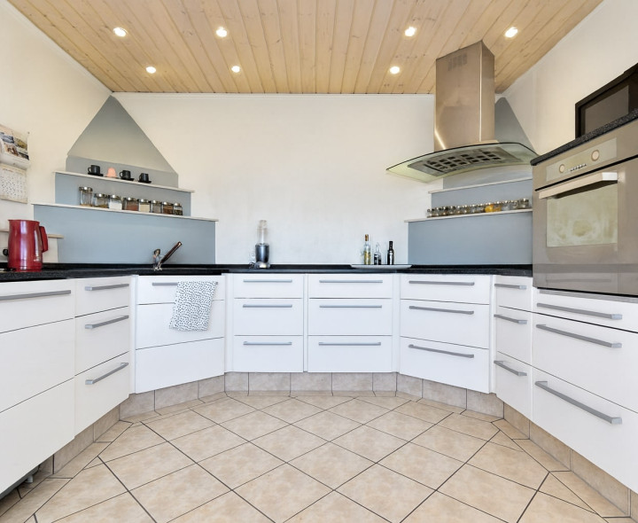 4 izbový byt + 3 izbový byt, 2 garáže, záhrada, bazén, DS