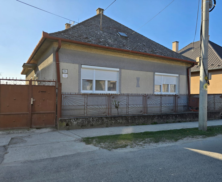 Priestranný rodinný dom s garážou v Jahodnej