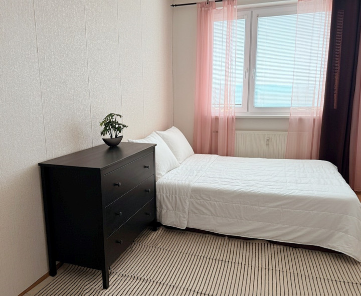 Predaj priestranný svetlý 3izbový byt s balkónom Petržalka