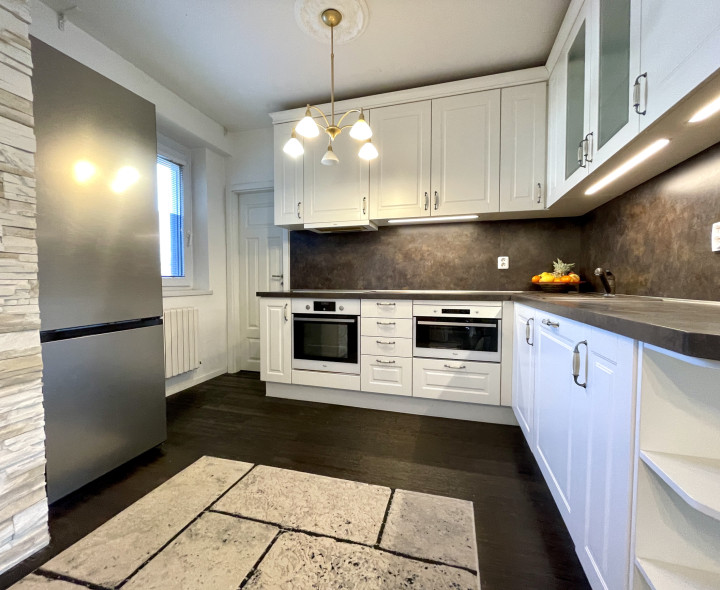 EXKLUZÍVNY 4-IZBOVÝ BYT S VEĽKOU TERASOU A GARÁŽOU V UZAVRETOM AREÁLI – HRADNÝ KOPEC, MUDROŇOVA ULICA- STARÉ MESTO