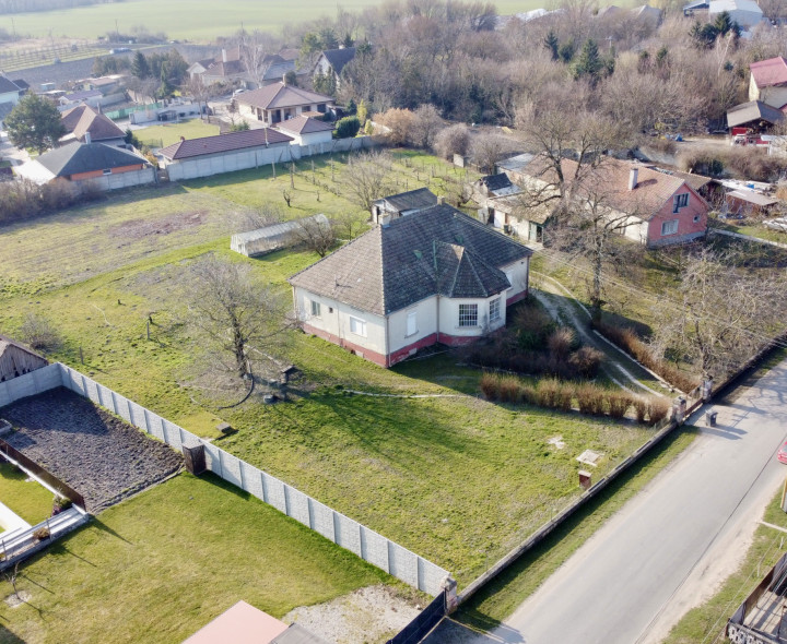 Lukratívny, veľký pozemok so starým domom- vhodný na výstavbu