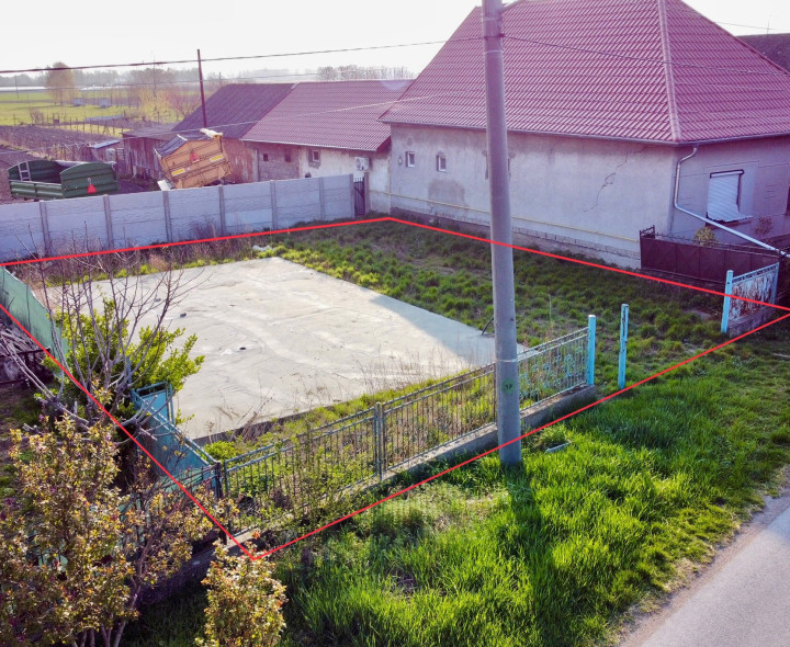 Pripravený na stavbu: Pozemok so základovou doskou v obci Pataš