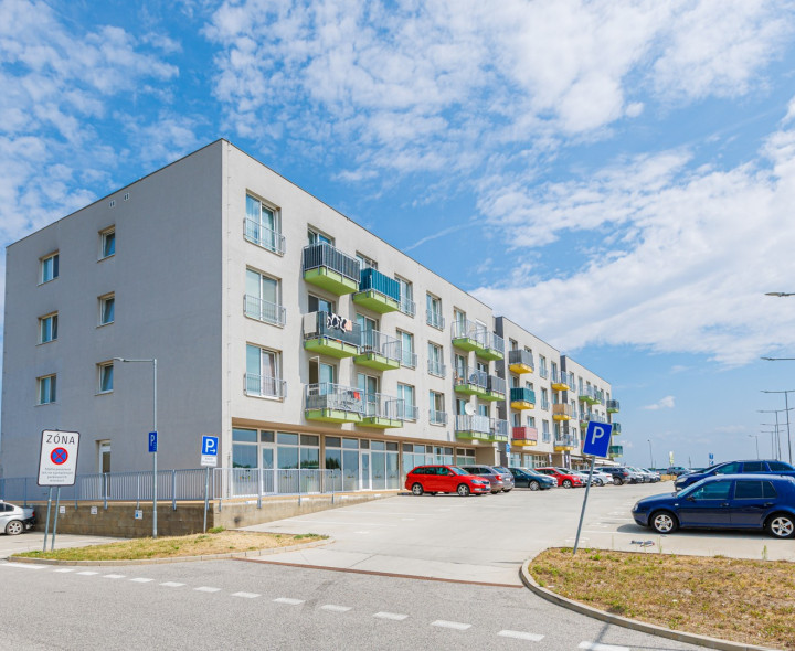 Na predaj príjemný 1izbový byt s balkónom a parkovaním na Hornom dvore pri Senci.
