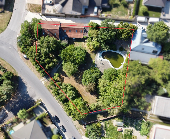 Priestranný rodinný dom s bazénom a veľkým pozemkom 1902 m²