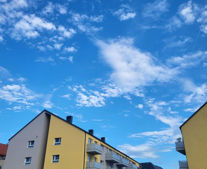 Na predaj 2. izbový byt s balkónom a parkovaním  v Rajke .