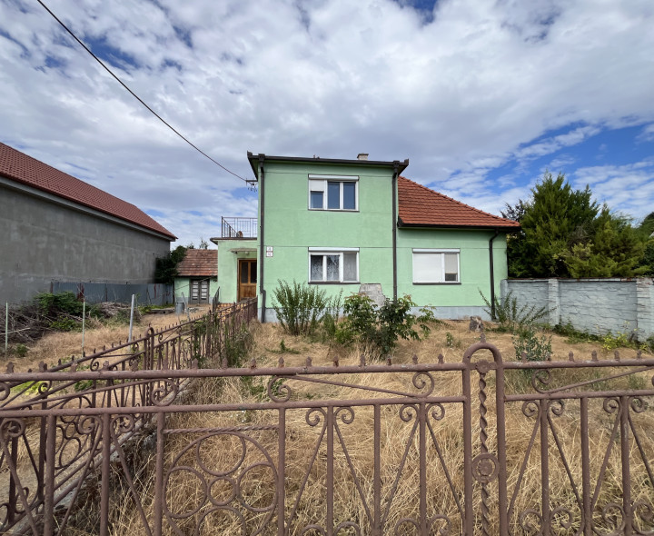 Priestranný 4 izbový rodinný dom s pozemkom iba 15 km od Bratislavy (Nová Dedinka)- nutná rekonštrukcia