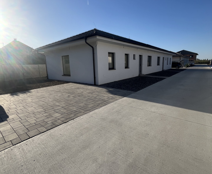 3izbový dom/dvojdom s parkovaním , terasou  a záhradkou v obci Padáň